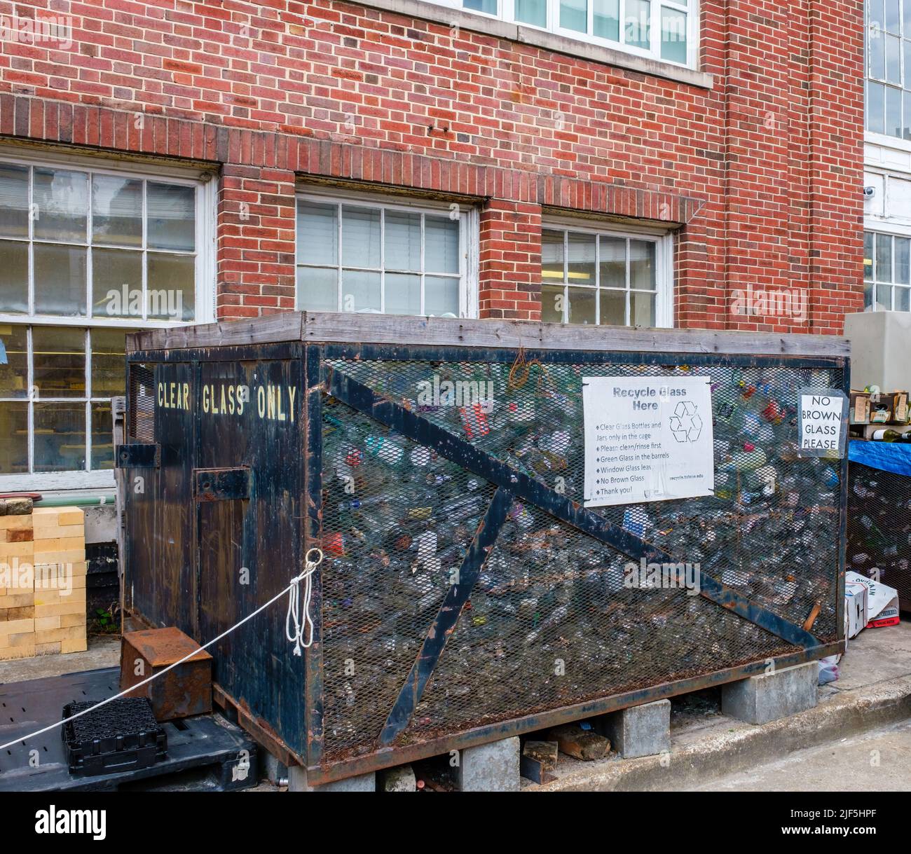 NEW ORLEANS, LA, USA - 27. JUNI 2022: Glasrecyclingstation an der Tulane University Stockfoto