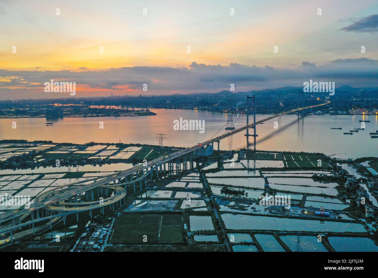 Guangzhou. 29.. Juni 2022. Das Luftfoto vom 29. Juni 2022 zeigt eine Ansicht der Nansha-Brücke, die die Stadt Guangzhou und die Stadt Dongguan in der südchinesischen Provinz Guangdong verbindet. Mit dem Bau von Verkehrsadern wurde die Konnektivität in der Region Guangdong-Hong Kong-Macao Greater Bay kontinuierlich verbessert. Das bequeme Verkehrsnetz hat auch die Logistikeffizienz in der Region verbessert und der lokalen Unternehmensentwicklung neue Vitalität eingebracht. Quelle: Liu Dawei/Xinhua/Alamy Live News Stockfoto