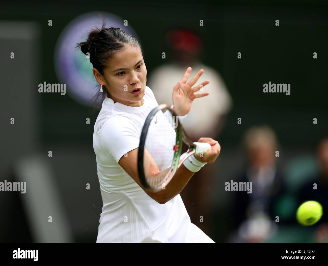 London, Großbritannien. 29.. Juni 2022. Die britische Emma Raducanu gibt den Ball während des zweiten Spiels der Frauen gegen Caroline Garcia aus Frankreich bei der Wimbledon Tennis Championship in London, Großbritannien, am 29. Juni 2022 zurück. Kredit: Li Ying/Xinhua/Alamy Live Nachrichten Stockfoto