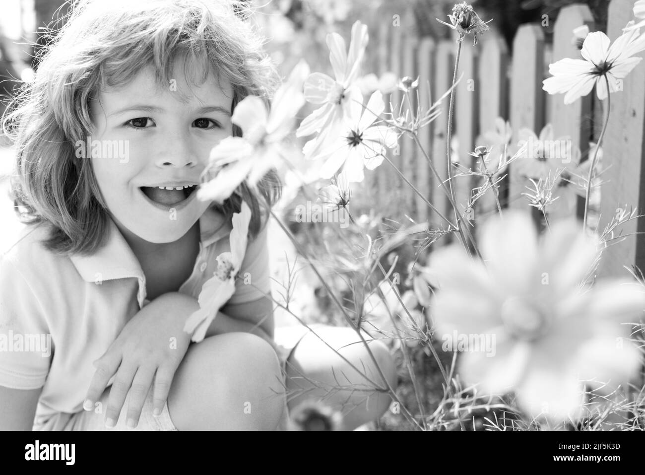 Porträt eines niedlichen Jungen mit Frühlingsblumen. Nahaufnahme kaukasischen Kinder Gesicht. Nahaufnahme Kopf von lustigen Kind. Stockfoto