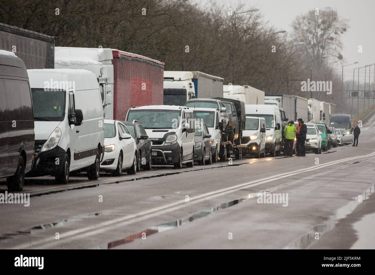 Am polnisch-ukrainischen Grenzübergang warten Fahrzeuge in einer Schlange; Dorohusk-Jagodzin befindet sich im Dorf Berdyszcze. Stockfoto