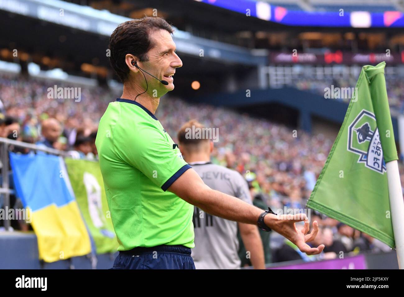 Seattle, WA, USA. 29.. Juni 2022. Ein Beamter versucht in der ersten Hälfte des MLS-Fußballmatches zwischen CF Montreal und Seattle Sounders FC im Lumen Field in Seattle, WA, seinen Standpunkt zu beweisen. Steve Faber/CSM/Alamy Live News Stockfoto