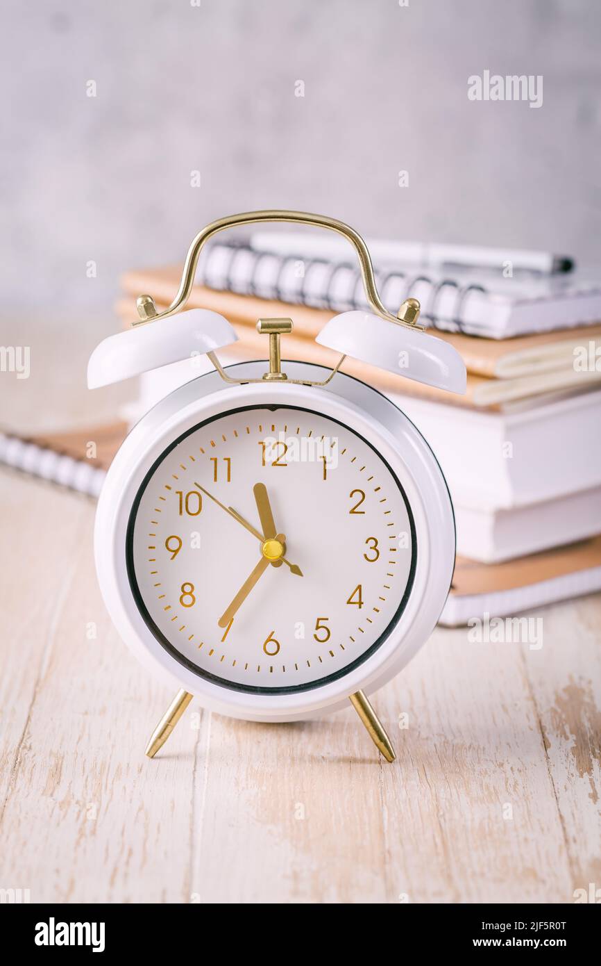 Zeitmanagement-Konzept für Schüler und Studenten. Bücher mit Uhr Stockfoto