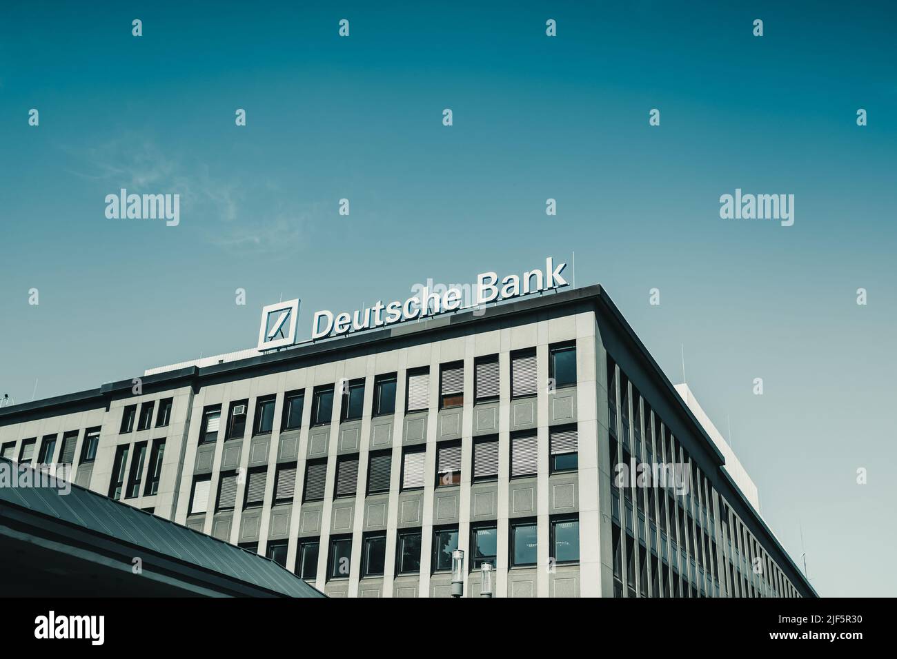 Mannheim, 17. Juni 2022: Das Logo der Deutschen Bank auf dem Bürogebäude Stockfoto