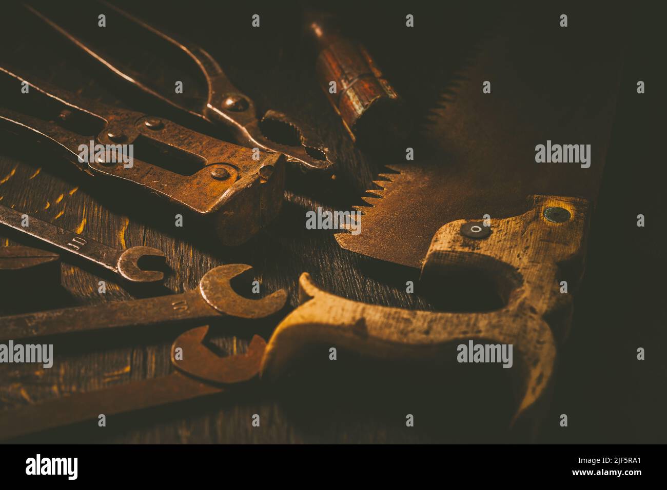 Kollektion von Vintage-Schreinerei-Werkzeugen auf alter Werkbank: Holzbearbeitung, Handwerkskunst und Handarbeit Konzept Stockfoto