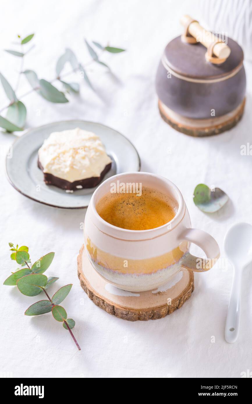 Kaffeepause - Tasse Kaffee mit süßem Kuchen oder Keksen Stockfoto