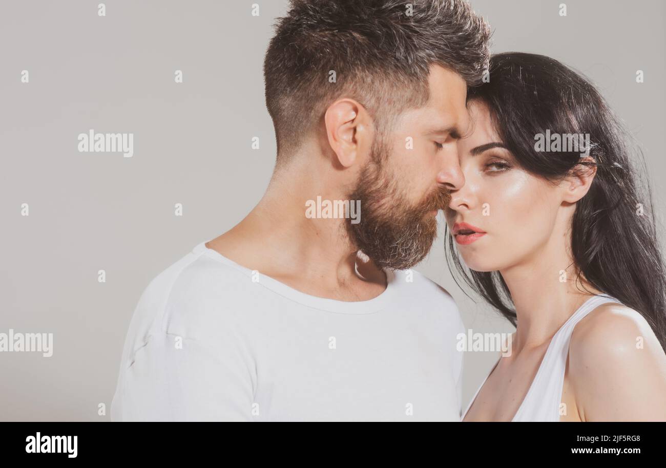 Paar in zärtlicher Leidenschaft. Nahaufnahme einander von schönen Paar. Wahre Liebe. Mann mit Frau in Beziehungen. Stockfoto