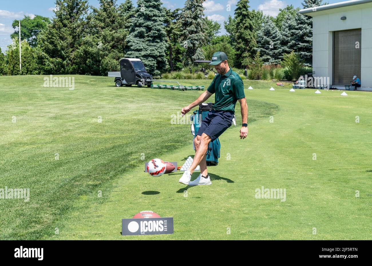 Jersey City, NJ - 29. Juni 2022: Robbie Gould tritt Fußball während der Icons Series Antrittsveranstaltung & Pressekonferenz im Liberty National Golf Club Stockfoto