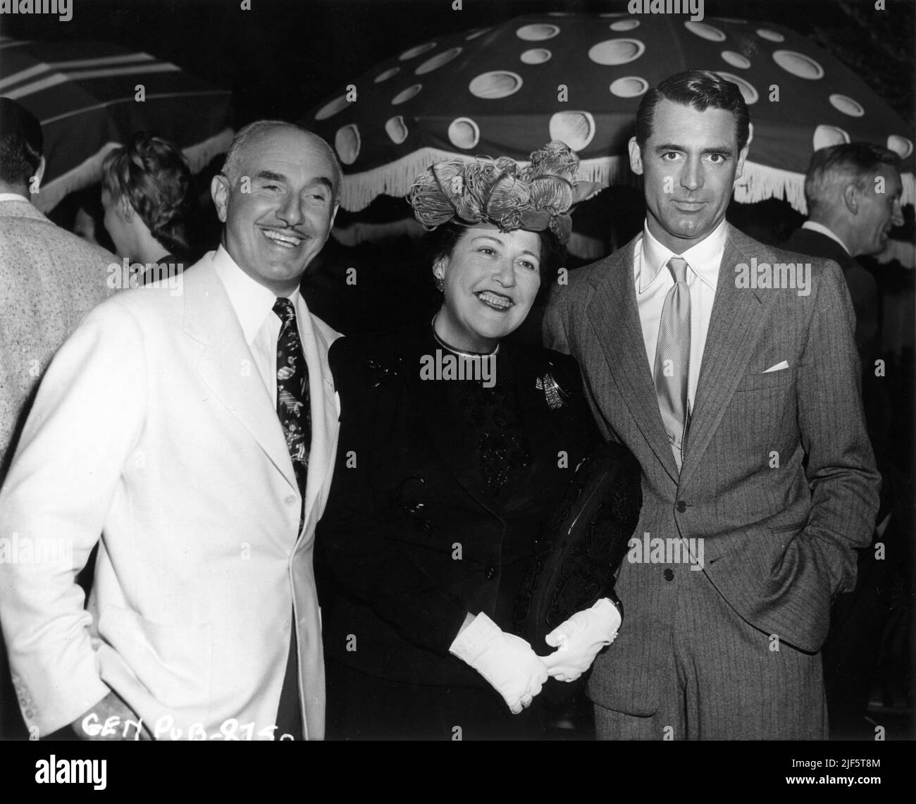 Executive Producer JACK L. WARNER mit Gästen die Hollywood-Kolumnistin LOUELLA PARSONS und CARY GRANT bei einer Party um den 1945. Dezember im Warner Bros. Studio begrüßen vier Schauspieler (Ronald Reagan Wayne Morris Gig Young und Harry Lewis), die aus dem Dienst bei Warner Bros. Zurückkehrten Stockfoto