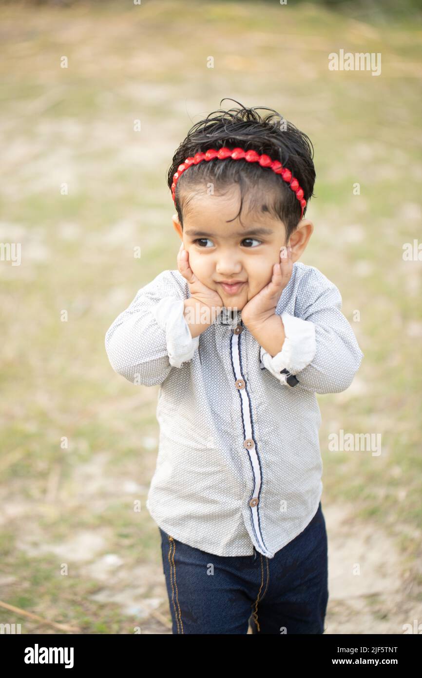 Niedliche kleine Engel Baby Mädchen mit einem schönen Lächeln Stockfoto