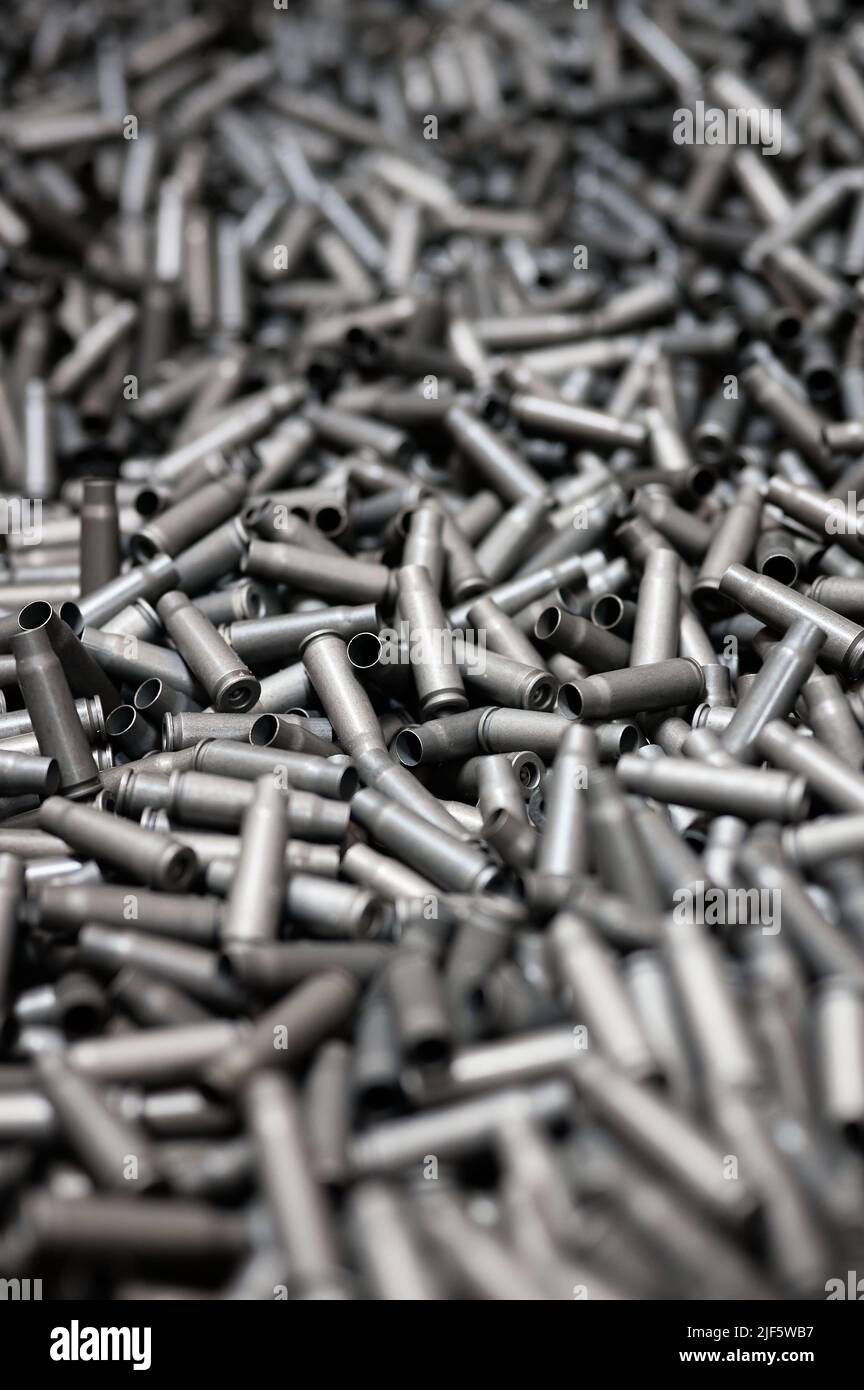 Geschosshüllen auf dunklem Hintergrund in der Rüstungsfabrik Stockfoto