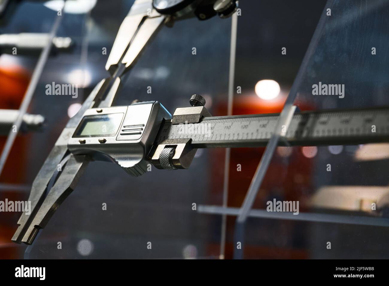 Digitale Schiebesättel auf dem Display des Baumarkt Stockfoto