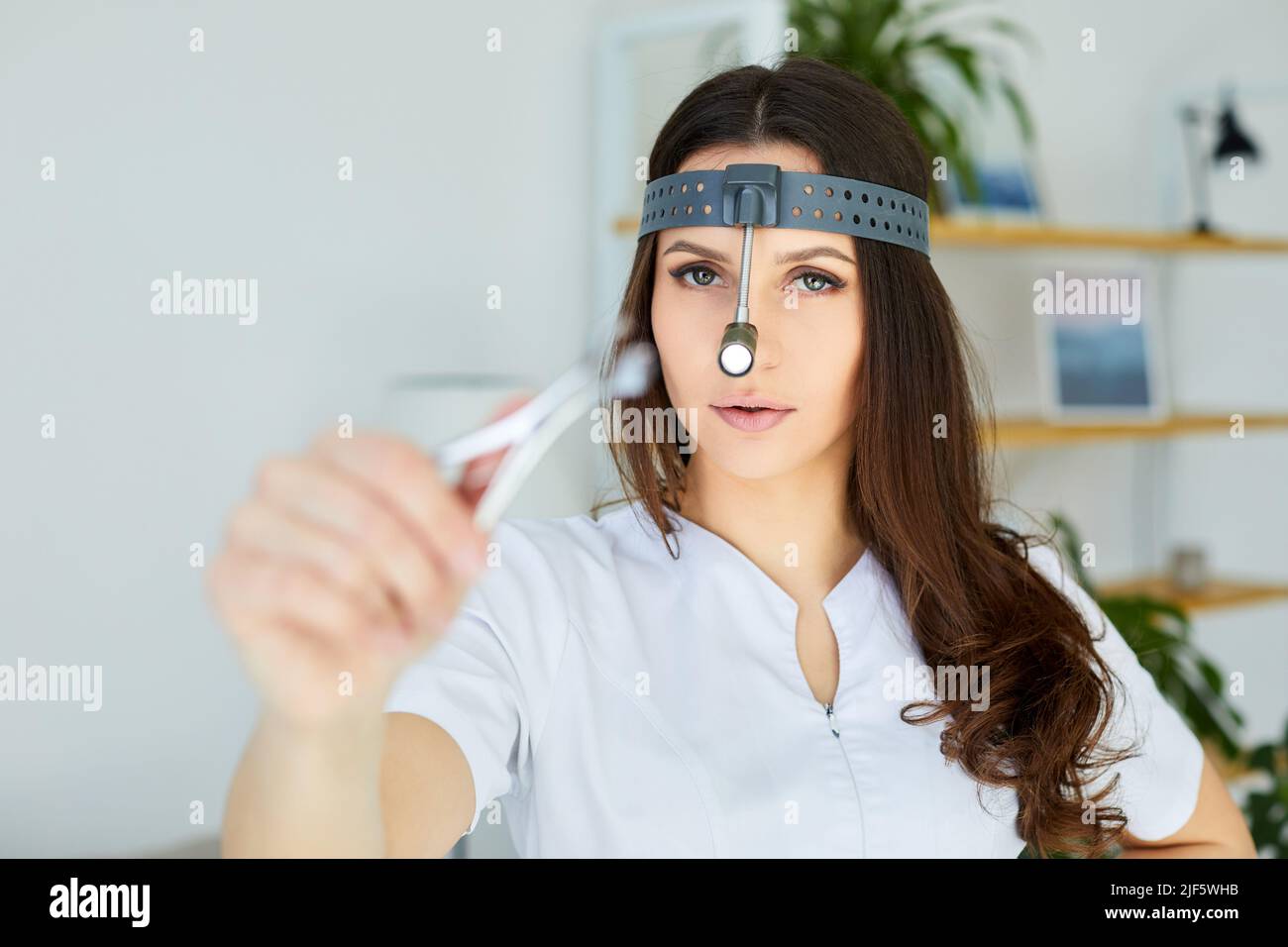 Instrumente HNO Arzt Nahaufnahme mit der Hand. Therapeut. HNO-Ärztin mit einem Werkzeug. Nasenspekulum zur Überprüfung der Nase. Stockfoto