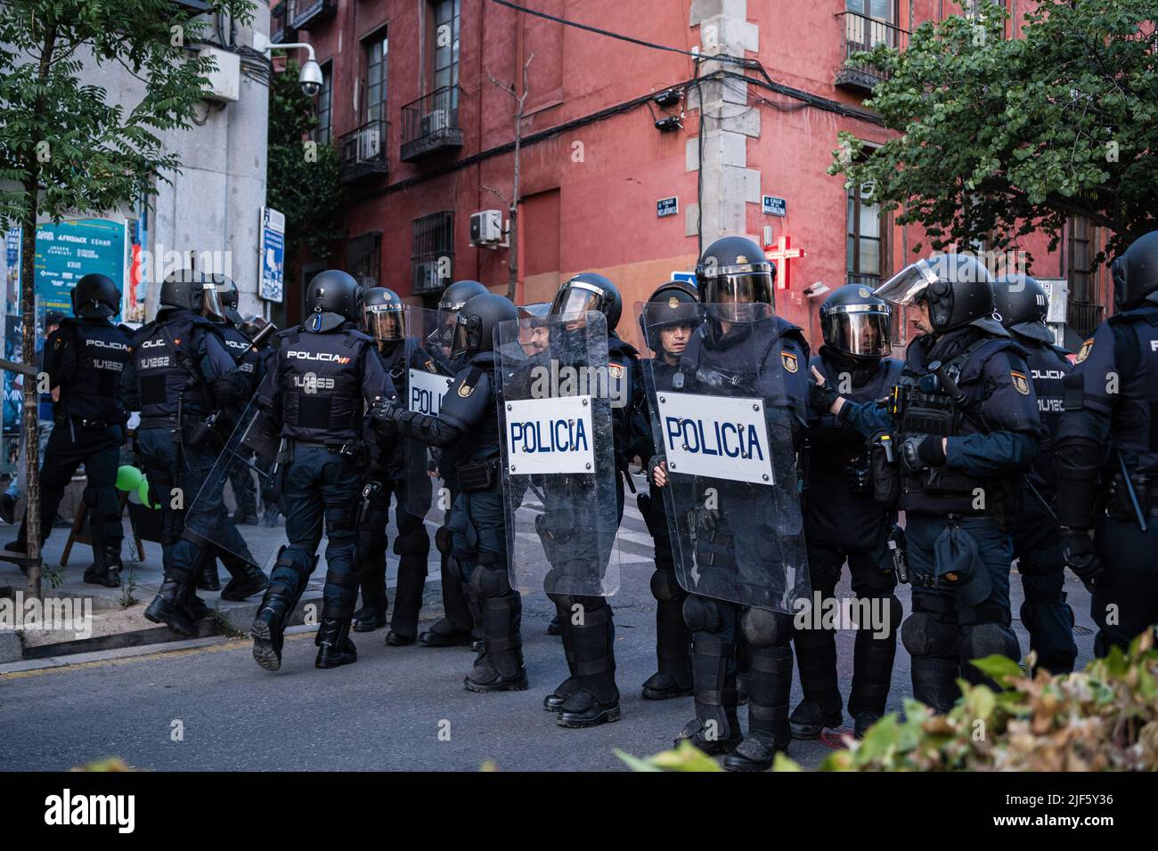 Madrid, Spanien. 29.. Juni 2022. Mehrere Agenten der nationalen Polizei bewachen die Plaza de Tirso de Molina in Madrid angesichts möglicher Anti-NATO-Demonstranten. Der NATO-Gipfel in Madrid führt Kontrollen der staatlichen Sicherheitskräfte durch. Kredit: SOPA Images Limited/Alamy Live Nachrichten Stockfoto