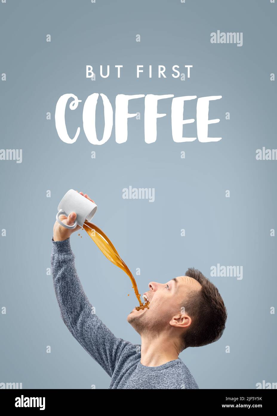 Aber zuerst Kaffee - Mann, der viel Kaffee trinkt Stockfoto