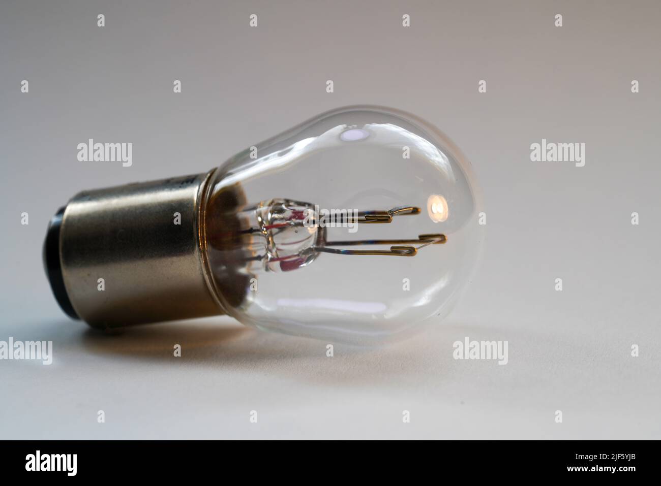 Glühbirnen, Halogen-, Glühlampen sind Reservelampen für Kraftfahrzeuge im 12-Volt-Betrieb, die im Studio fotografiert wurden Stockfoto