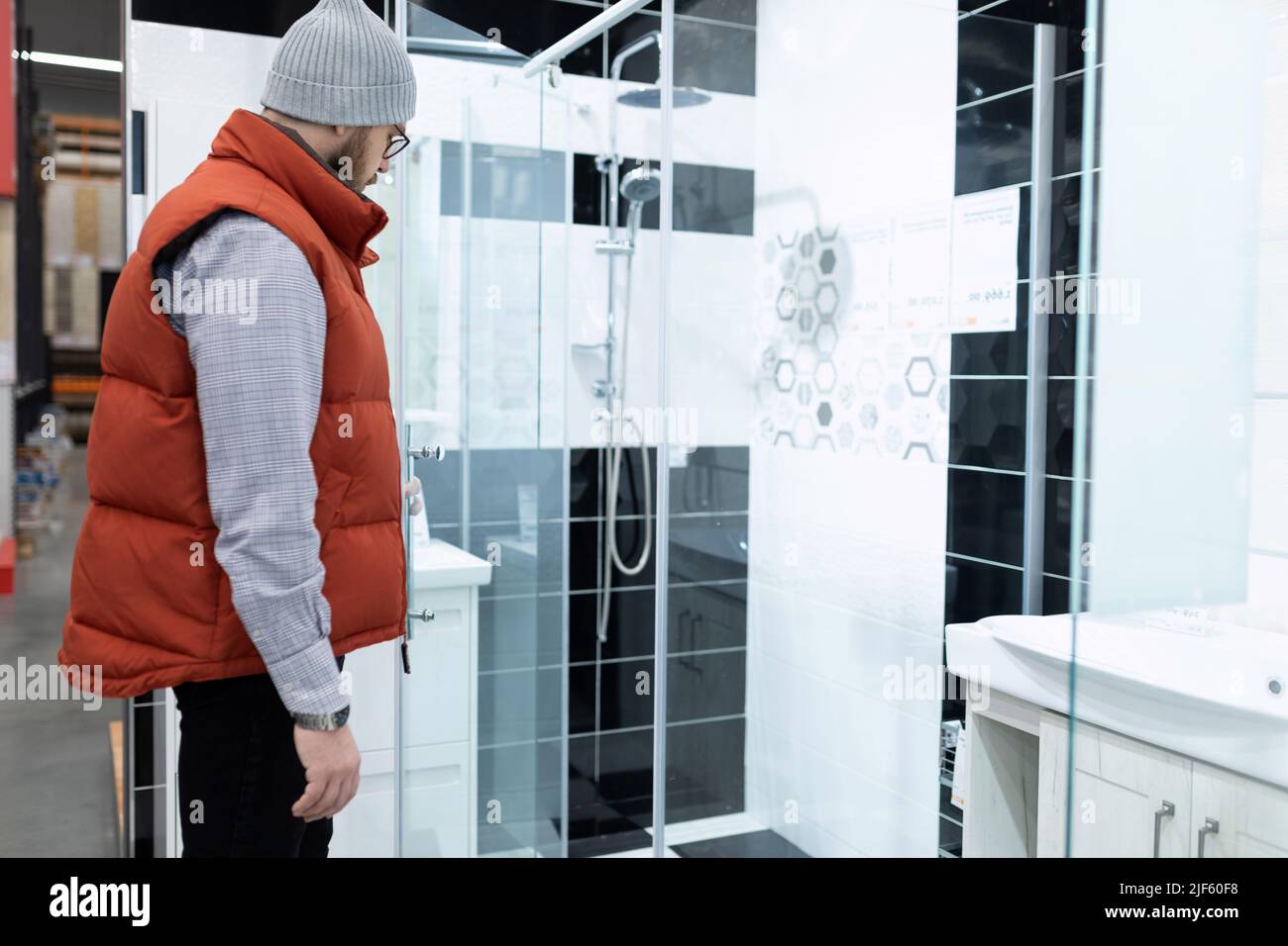 Der Käufer wählt im Reparaturwarenlager Sanitärware und Keramikfliesen Stockfoto