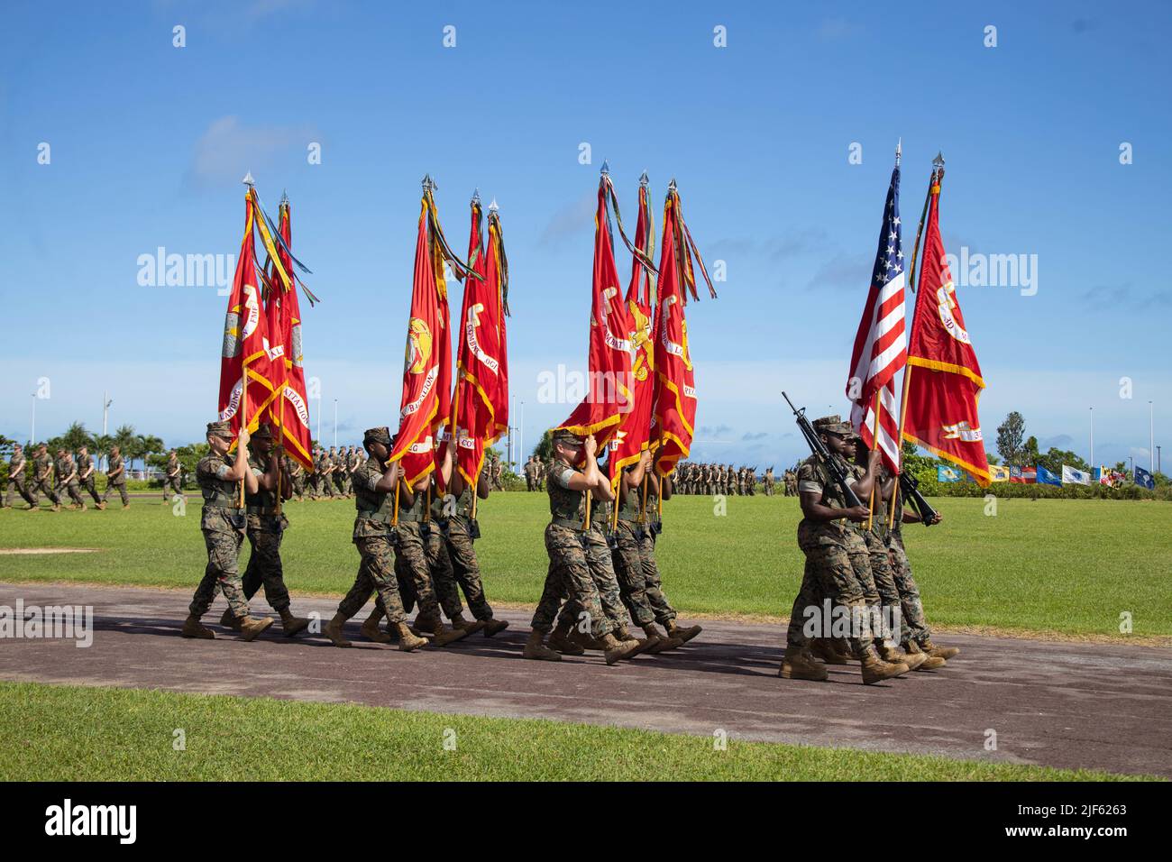 24. Juni 2022 - Camp Kinser, Okinawa, Japan - das US Marine Corps 3. Marine Logistics Group Color Guard marschiert während einer Befehlswechselzeremonie auf Camp Kinser, Okinawa, Japan, am 24. Juni 2022. Während der Zeremonie, Brig. General Brian Wolford, scheidender kommandierender General, gab das Kommando über 3. MLG an Brig ab. General Adam L. Chalkley. 3. MLG mit Sitz in Okinawa, Japan, ist eine nach vorne eingesetzte Kampfeinheit, die als III Marine Expeditionary Forces umfassende Logistik- und Kampfdienstunterstützung für Operationen im gesamten Indo-Pazifik-Verantwortungsbereich dient. (Bild: © Stockfoto