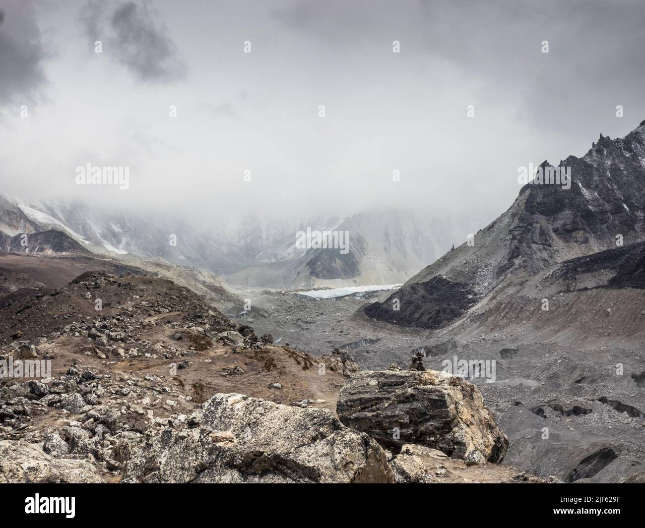 Blick Richtung Norden entlang des Khumbu-Gletschers von Lobuche in Richtung Everest-Basislager und Khumbu-Eisfall, während Maiwolken das Tal füllen. Stockfoto