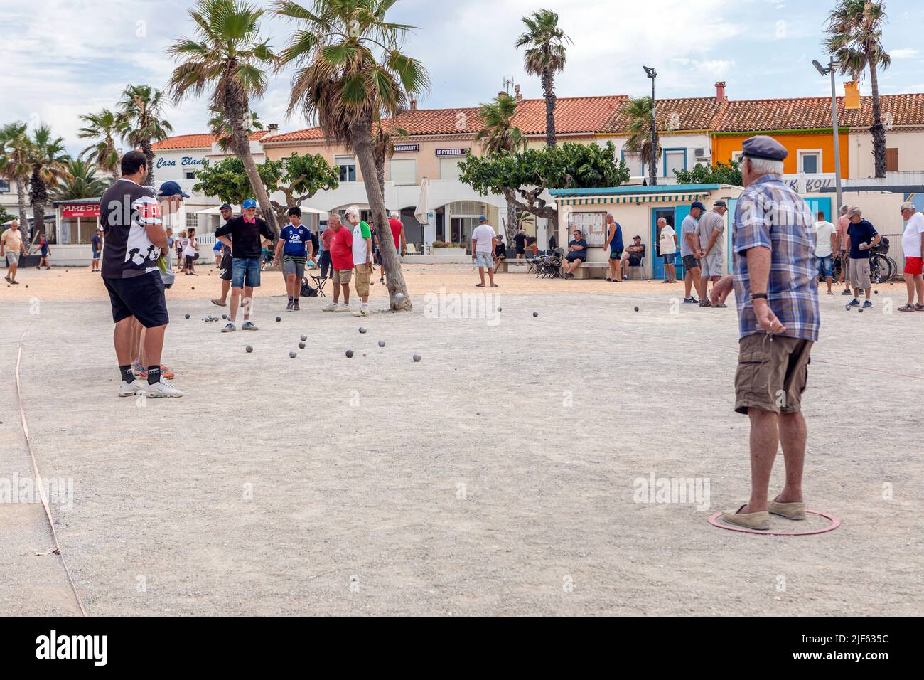 Franzosen spielen Boule auf dem Barcares Village Platz Stockfoto
