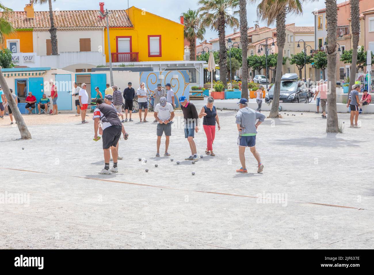 Franzosen spielen Boule auf dem Barcares Village Platz Stockfoto