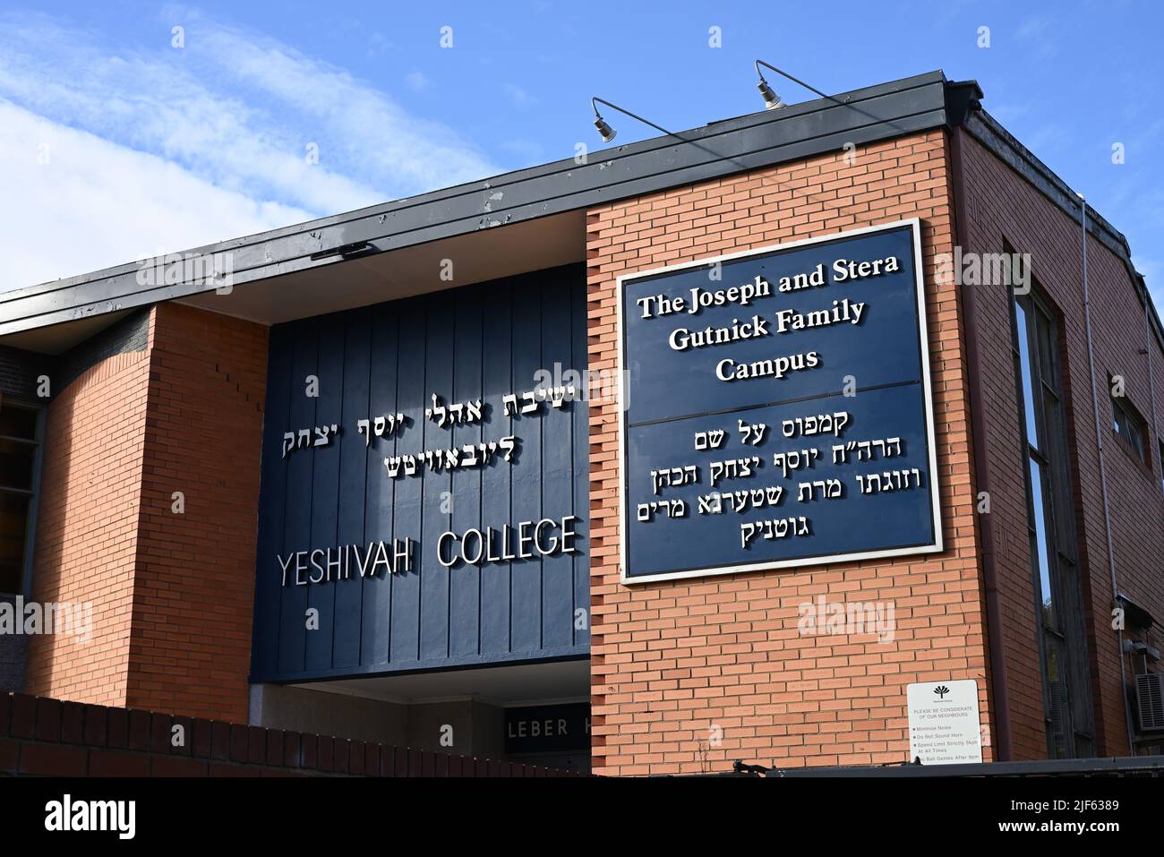 Außenansicht des Yeshiva College, einer orthodoxen jüdischen Schule in der Hotham Street in Melbournes Innenvororten, mit Schildern in Englisch und Hebräisch Stockfoto