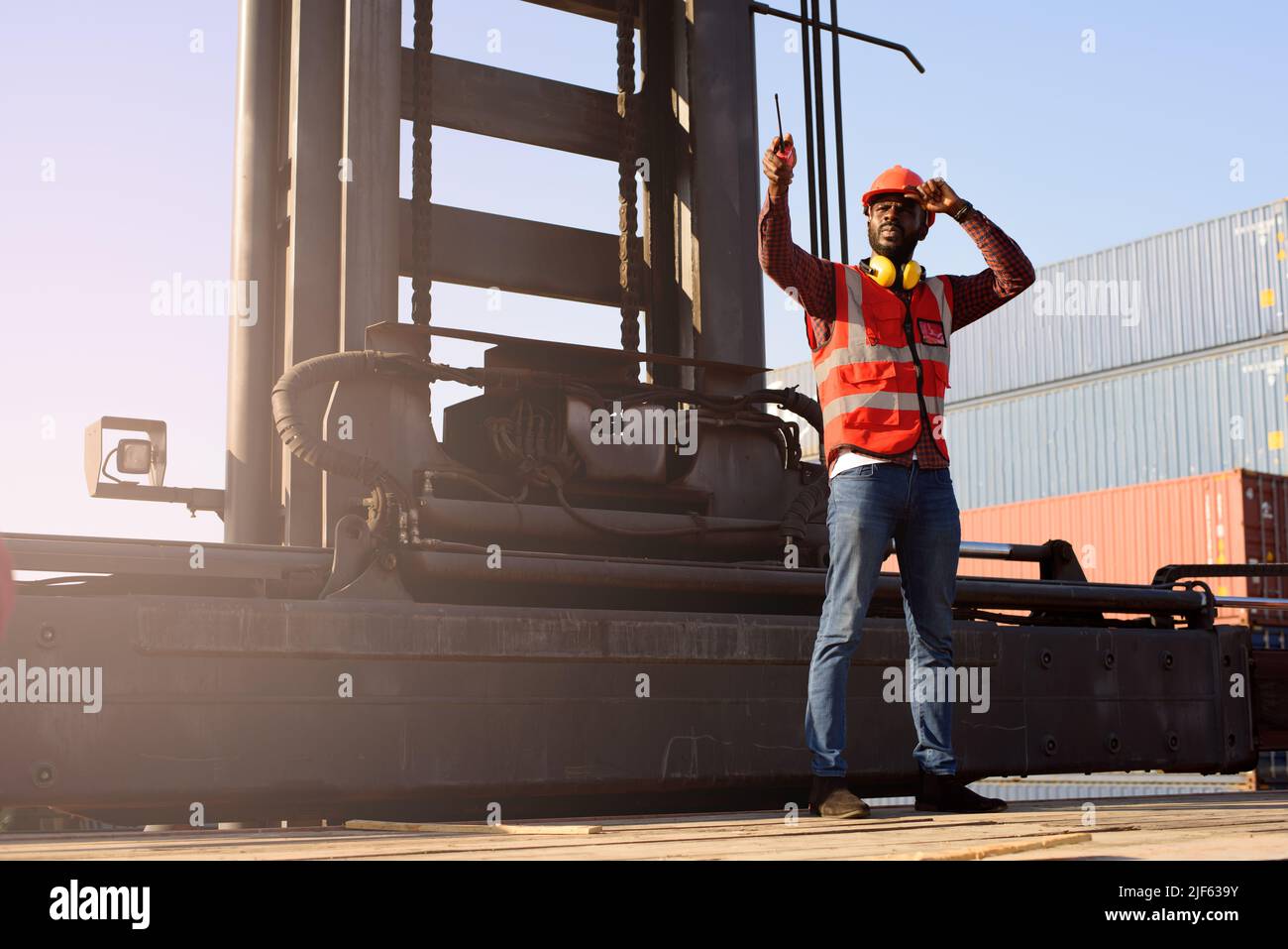 Afroamerikanische Ingenieure nutzen Funkkommunikation, um in Industriebetrieben effizient zu kommunizieren. Stockfoto