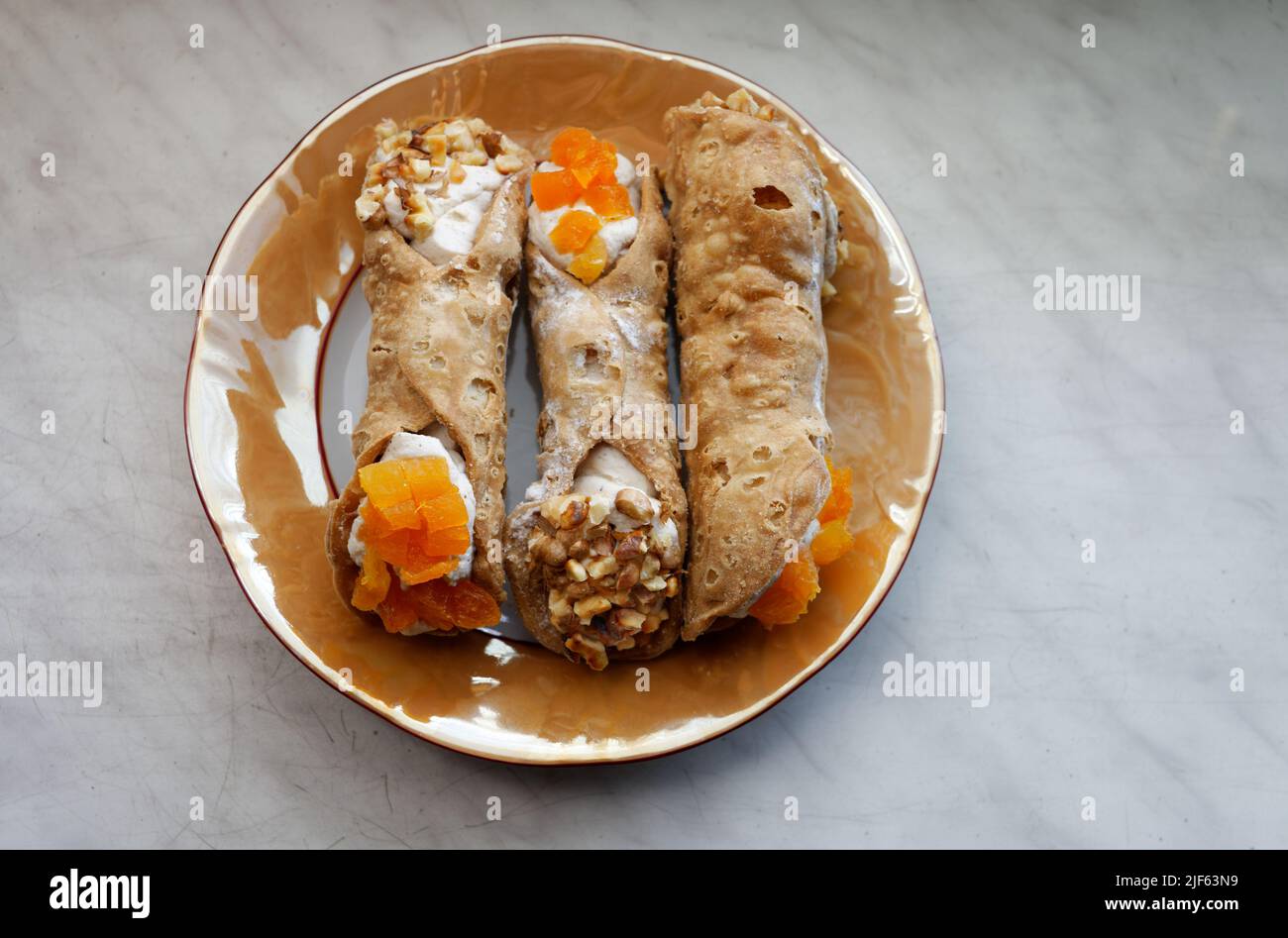 Hausgemachte Cannoli, köstliches italienisches Dessert. Stockfoto