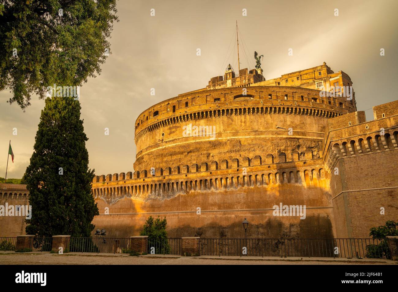 Castel Sant'Angelo bei Sonnenuntergang, auch das Mausoleum von Hadrian, historisches Denkmal in Rom, Italien, Europa. Stockfoto