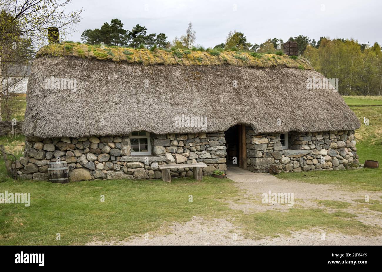 Alte Hochlandgebäude wurden in das lebende Hochlandvolkmuseum in der Nähe von newtonmore schottland verlegt Stockfoto