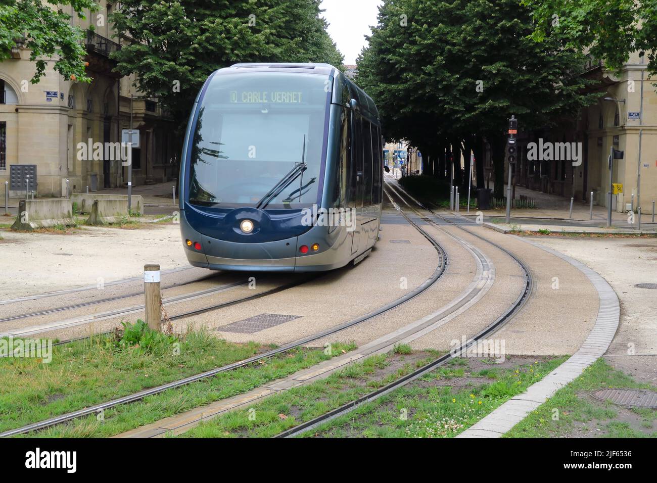 Die französische Stadt Bordeaux lässt sich leicht und schnell mit der Straßenbahn erkunden Stockfoto