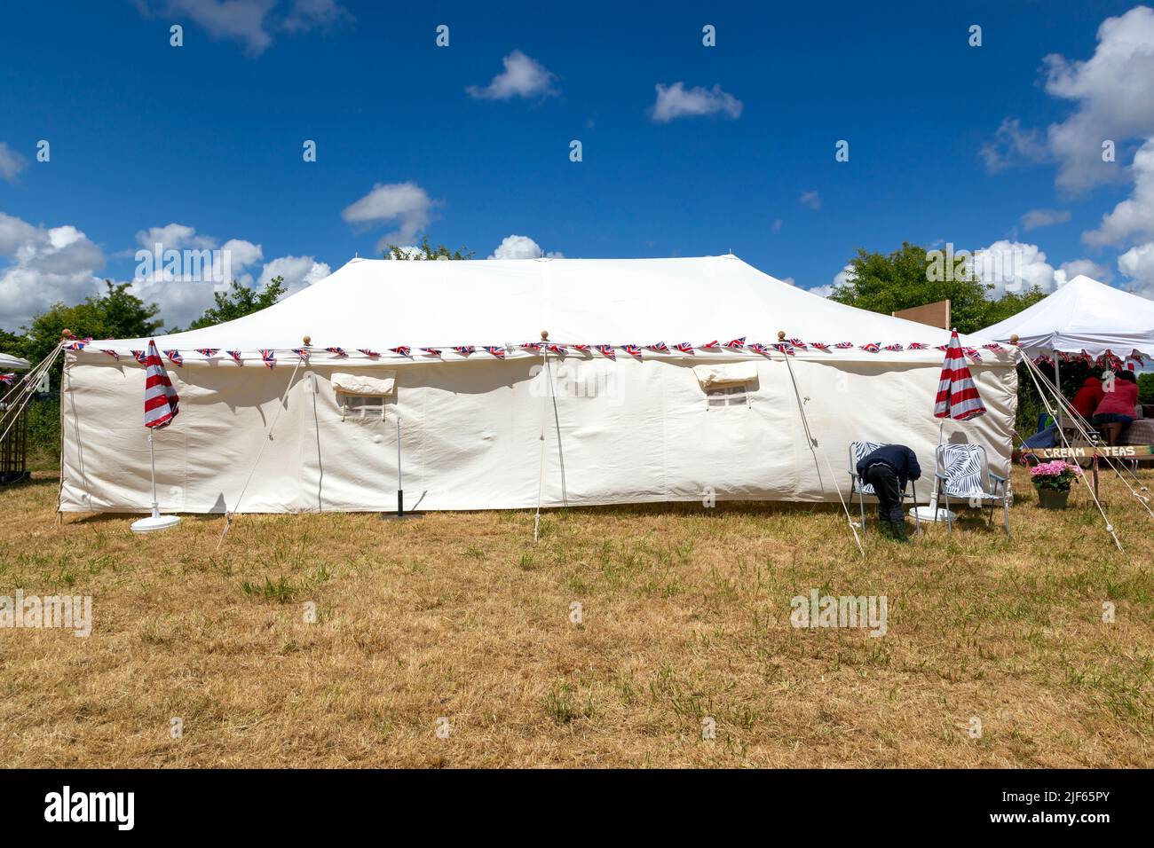 Ein fête oder Fete ist ein aufwändiges Fest, eine Party oder ein Fest. In Großbritannien sind fêtes ... Dazu gehören in der Regel Unterhaltung und der Verkauf von Waren Stockfoto