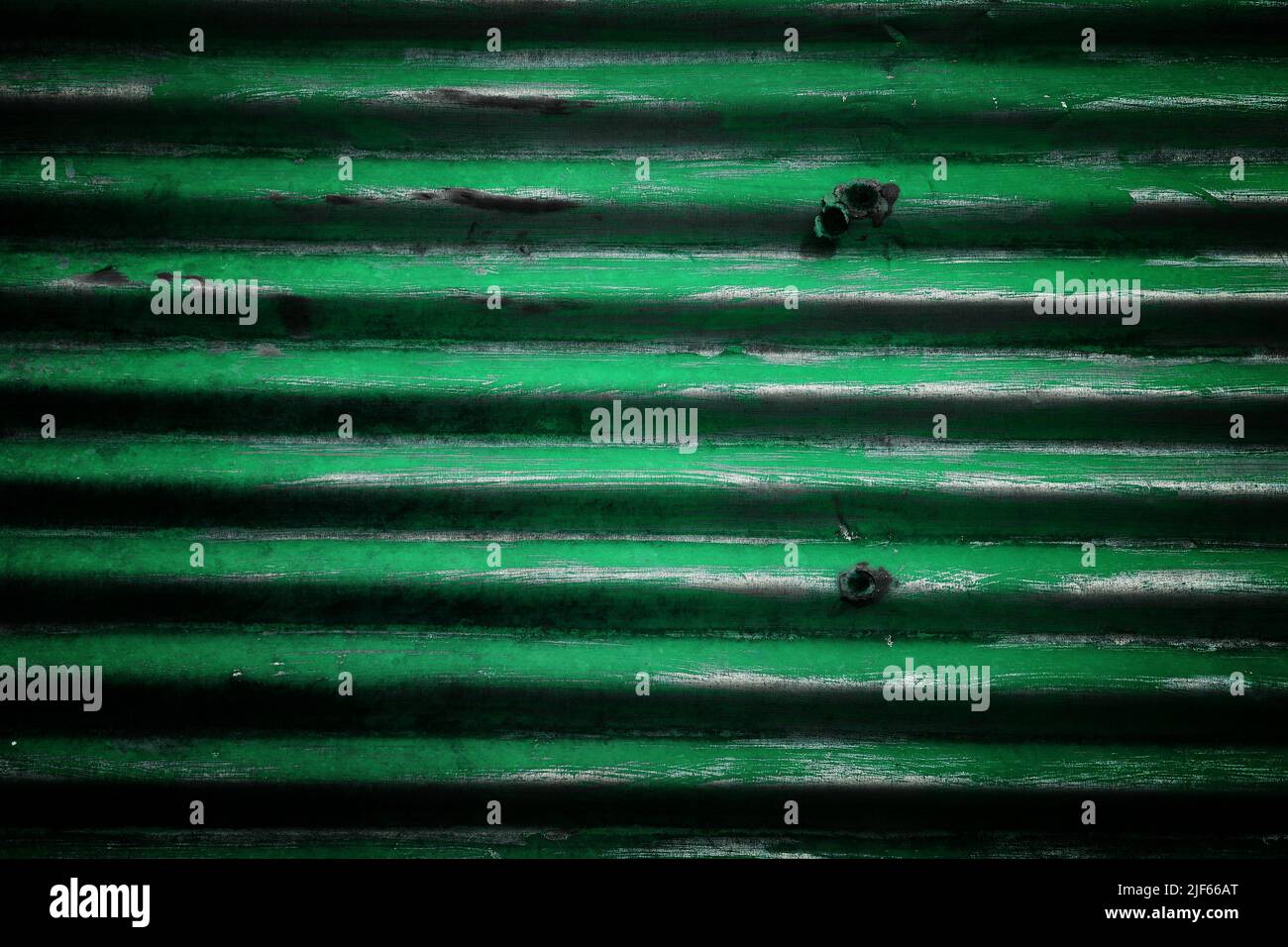 Dunkelgrüne Struktur aus verzweifeltem Metall. Schwarzer grungy Metall Hintergrund. Stockfoto