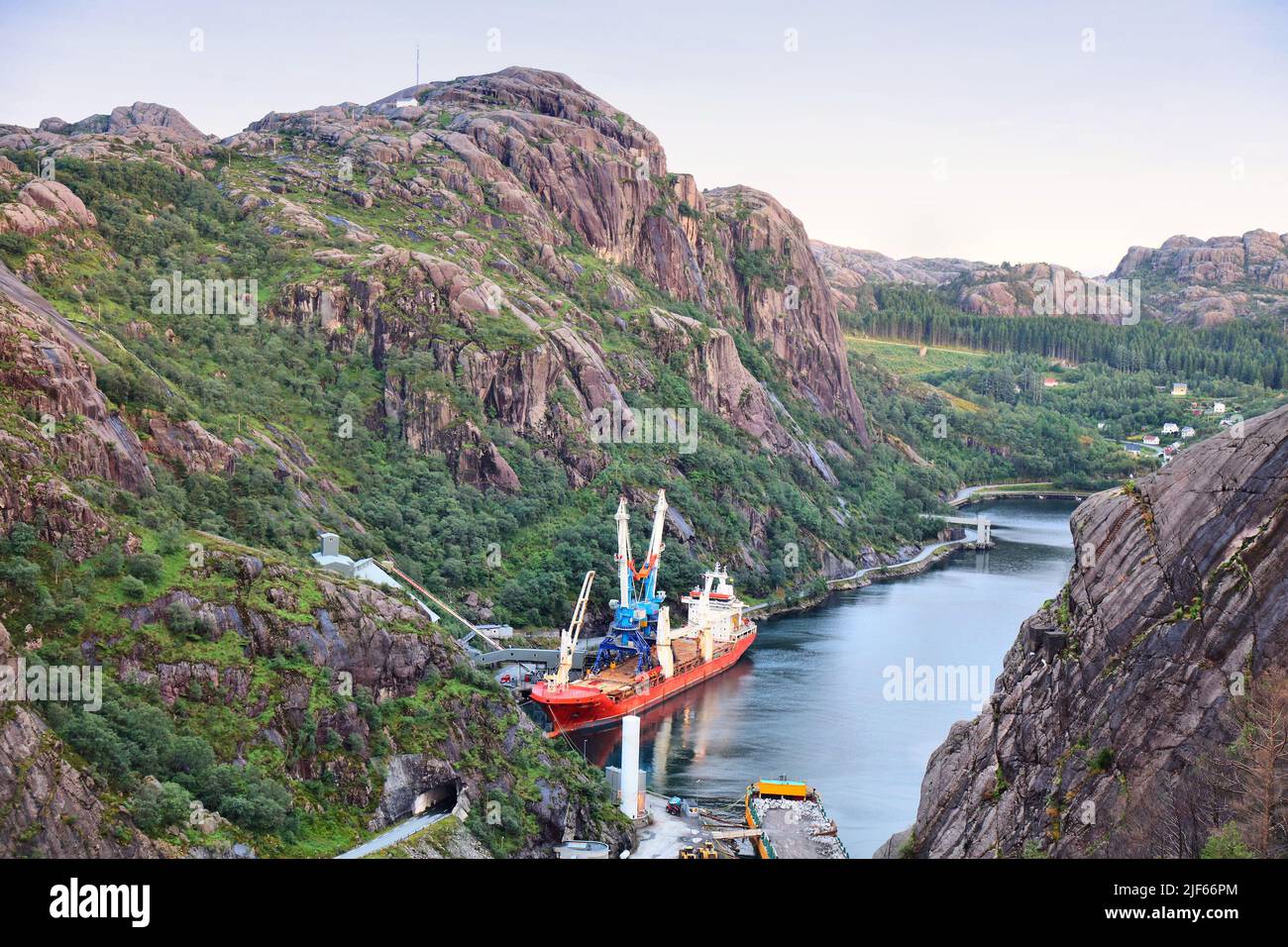 Titanbergbau in Norwegen. Ilmenit (Eisentitanaterz) Mine bei Jossingfjord in Rogaland County, Norwegen. Stockfoto