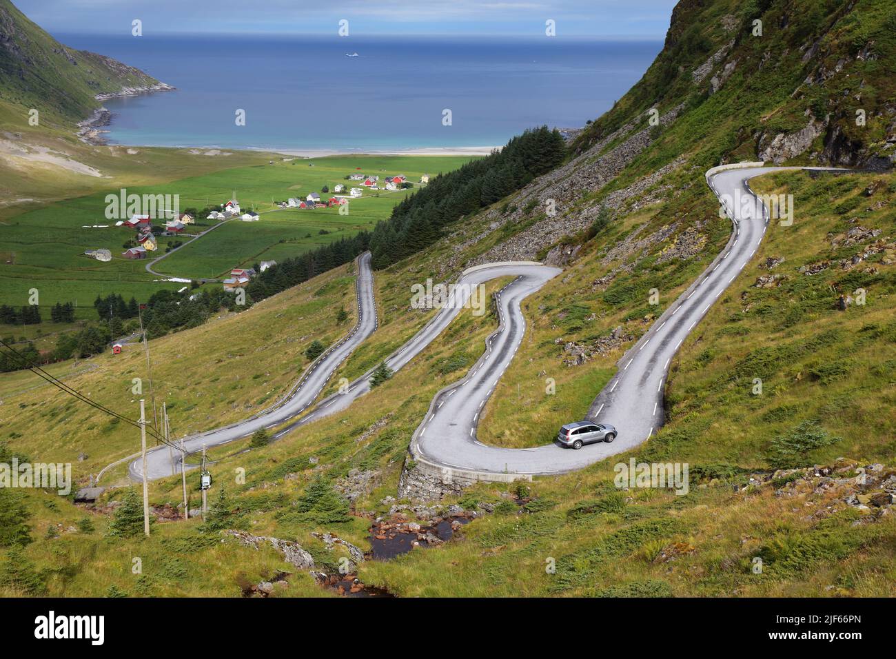 Norwegen kurvenreiche Straße. Landschaft von Hoddevik auf der Halbinsel Stadlandet, Norwegen. Stockfoto