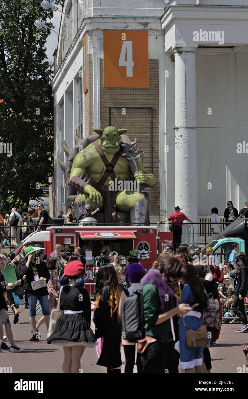 Poznań, POLEN - 17. JUNI 2022: Internationale Messe Poznań, riesige aufblasbare Orks auf dem Pyrkon Kongress Stockfoto