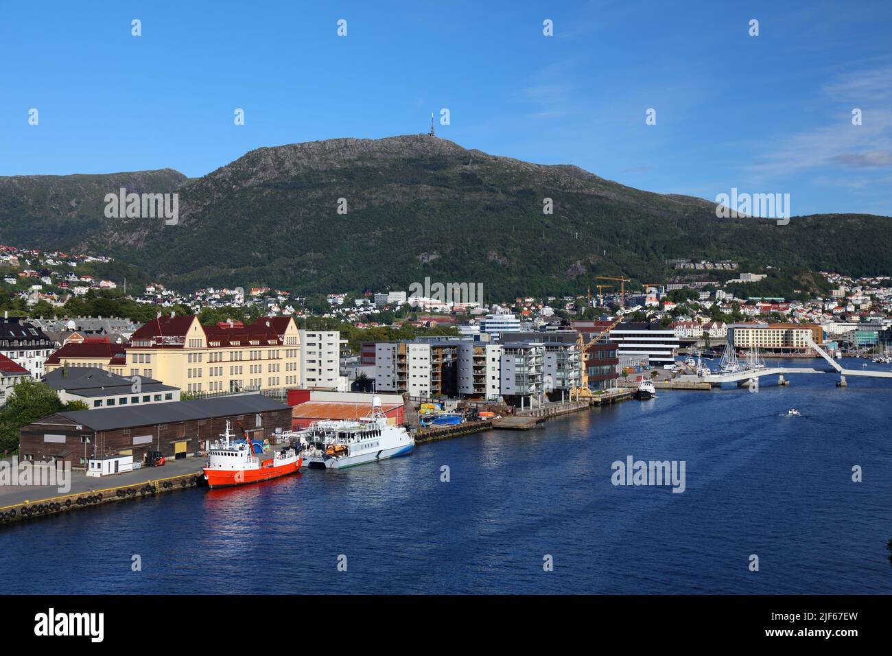 Bergen, Norwegen. Stadtbild des Stadtteils Mohlenpris mit Ulriken im Hintergrund. Stockfoto