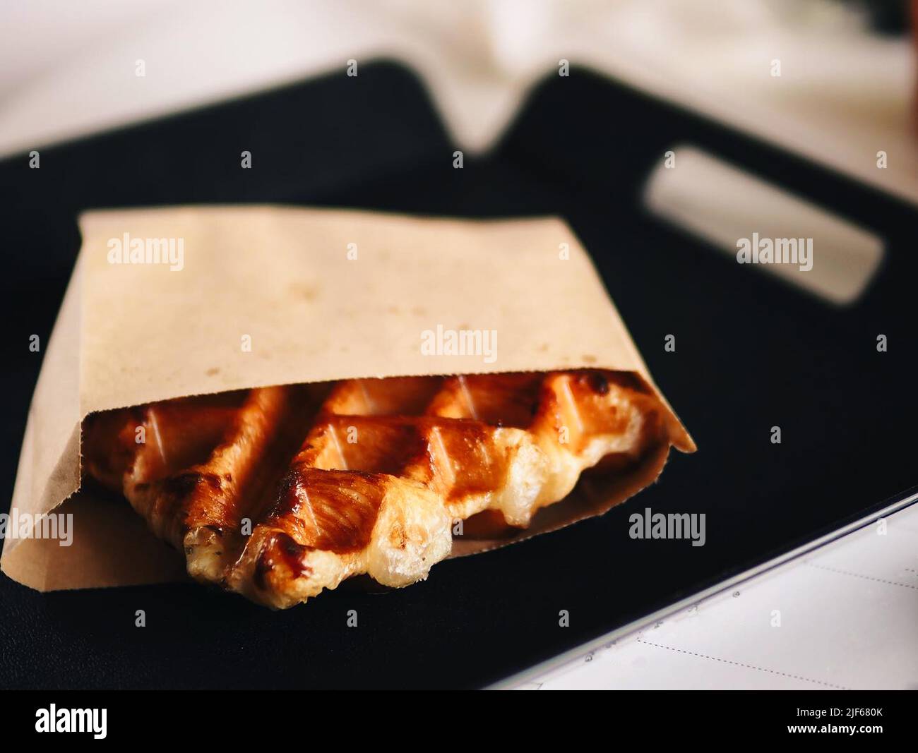 Appetitliche Waffeln auf einem Schaufenster eines Cafés i Stockfoto