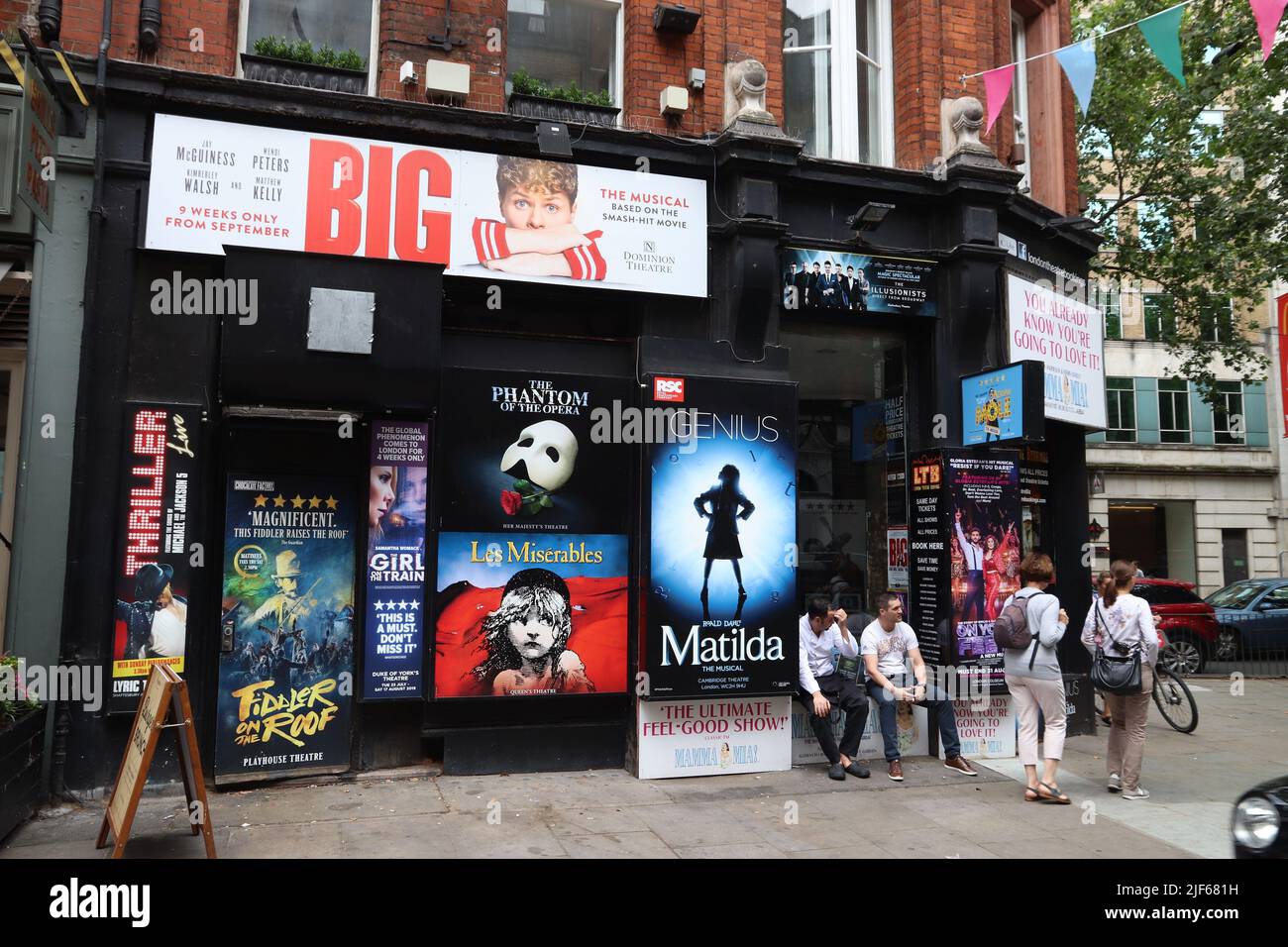 X“ LONDON, Großbritannien - 14. JULI 2019: Besucher besuchen Theaterkarten-Buchungsbüro in London West End, Großbritannien. Im Jahr 2013 verkauften West End-Theater 14,5 Millionen Tickets. Stockfoto