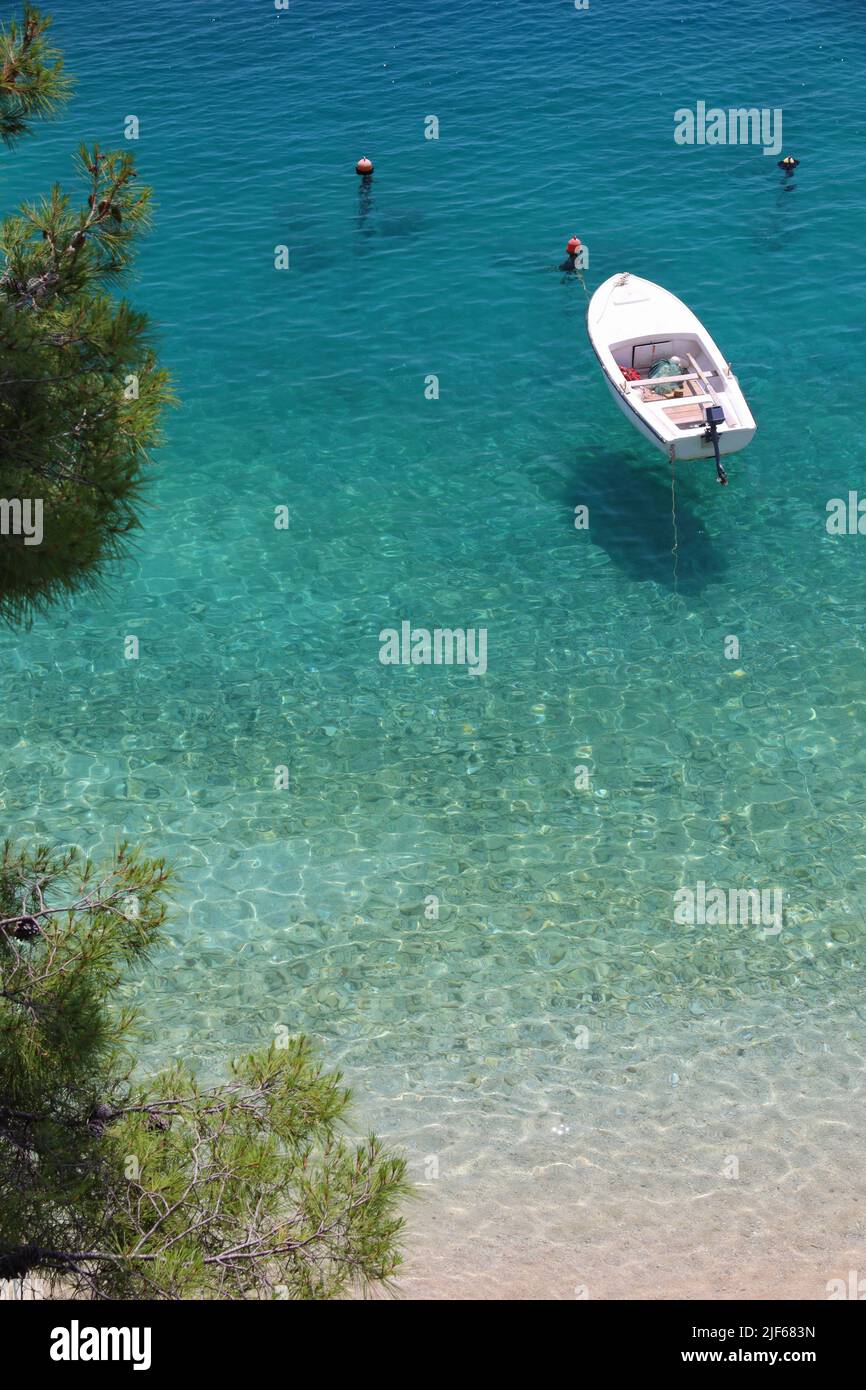 Brela, Kroatien. Adria Natur. Podrace Strand schwebender Boote. Sommerstimmung in Kroatien. Stockfoto