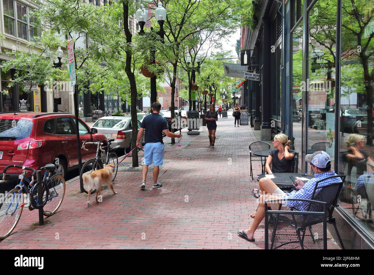 PROVIDENCE, USA - 8. JUNI 2013: Menschen besuchen die Innenstadt von Providence. Providence ist die Hauptstadt und bevölkerungsreichste Stadt in Rhode Island mit 182.000 Städten Stockfoto