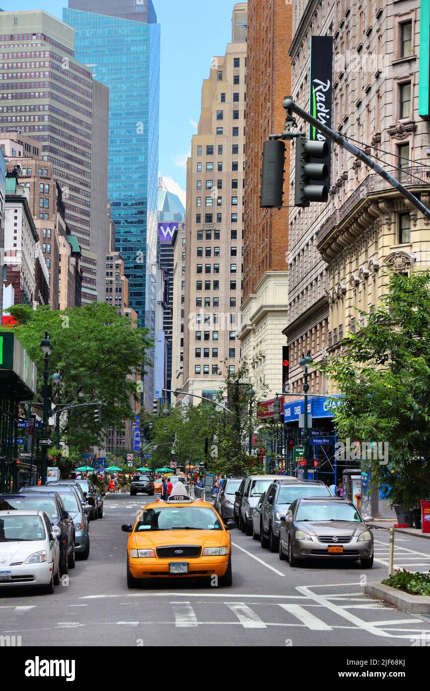 NEW YORK, USA - 4. JULI 2013: Menschen gehen in Koreatown in New York. Etwa 19 Millionen Menschen leben in der Metropolregion von New York City. Stockfoto
