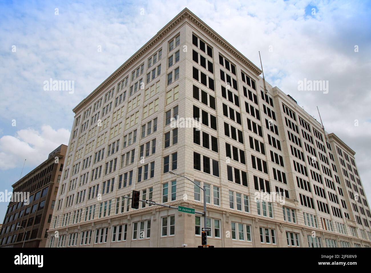 TOPEKA, USA - 25. JUNI 2013: Landon State Office Building in Downtown Topeka, KS. Es hat Büros des Bildungsministeriums, Staatsschatzmeister, Vorstand von Stockfoto