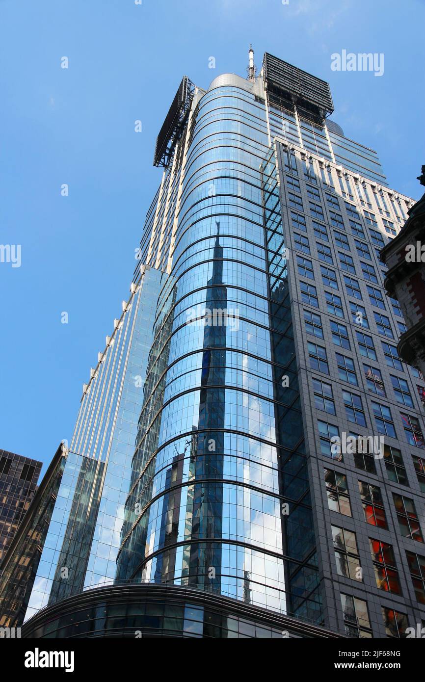 NEW YORK, USA - 5. JULI 2013: 4 Times Square Building (auch bekannt als One Five One) in New York. Es gehört der New York City Economic Development Corp Stockfoto