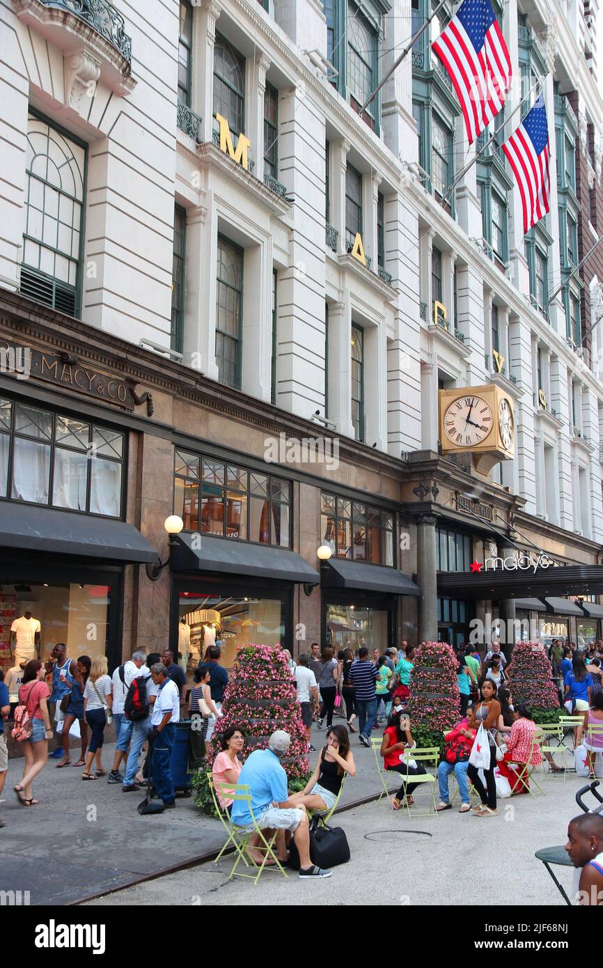 NEW YORK, USA - 5. JULI 2013: Die Menschen besuchen das Kaufhaus Macy's Herald Square in New York. Macy's Herald Square ist auch der Hauptsitz des Unternehmens. Stockfoto