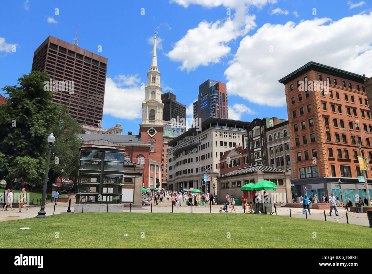 BOSTON, USA - Juni 9, 2013: die Menschen besuchen Sie berühmte Boston Common in Boston. Es ist die älteste Stadt der Park in den Vereinigten Staaten, im Jahre 1634 gegründet. Stockfoto