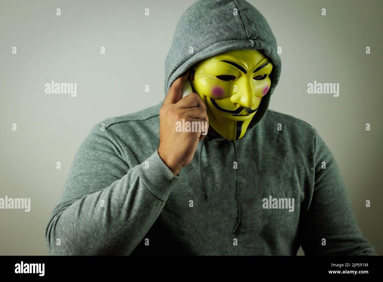 Betrüger ruft das Opfer an, das Bankkarten in der Hand hält, Internet-Betrüger Stockfoto