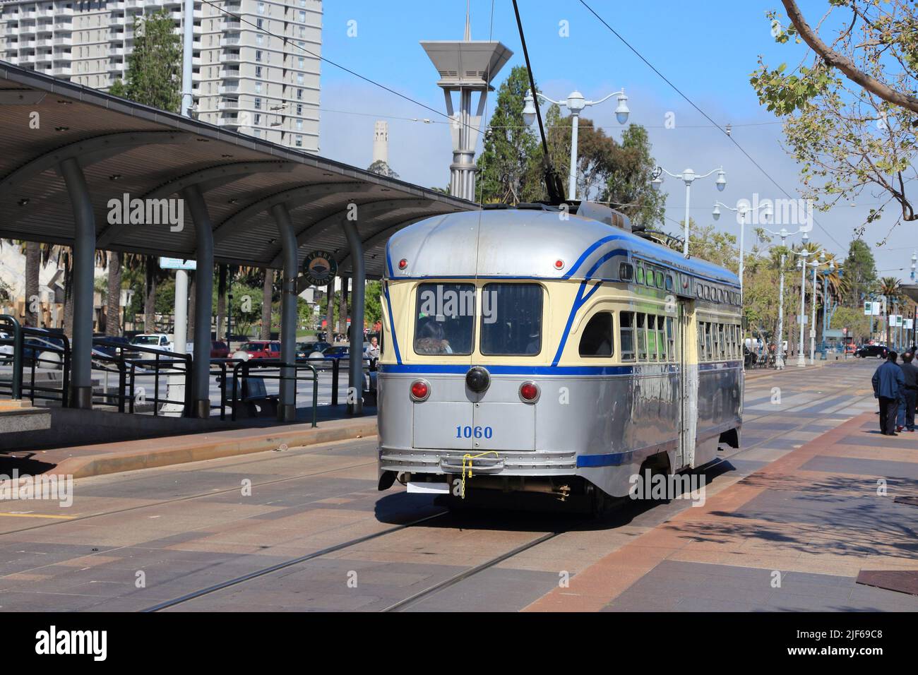 SAN FRANCISCO, USA - April 9, 2014: die Menschen fahren F Markt & Werften heritage Straßenbahn in San Francisco, USA. Die täglichen Fahrgastzahlen von 23.208. Stockfoto