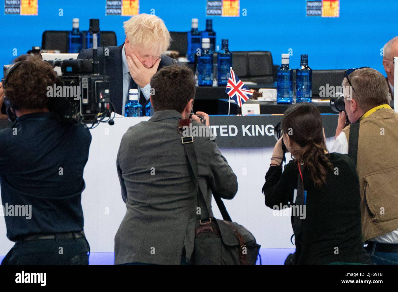 Premierminister Boris Johnson nimmt während des NATO-Gipfels in Madrid, Spanien, an einem Treffen des Nordatlantikrates mit anderen NATO-Mitgliedern Teil. Bilddatum: Donnerstag, 30. Juni 2022. Stockfoto