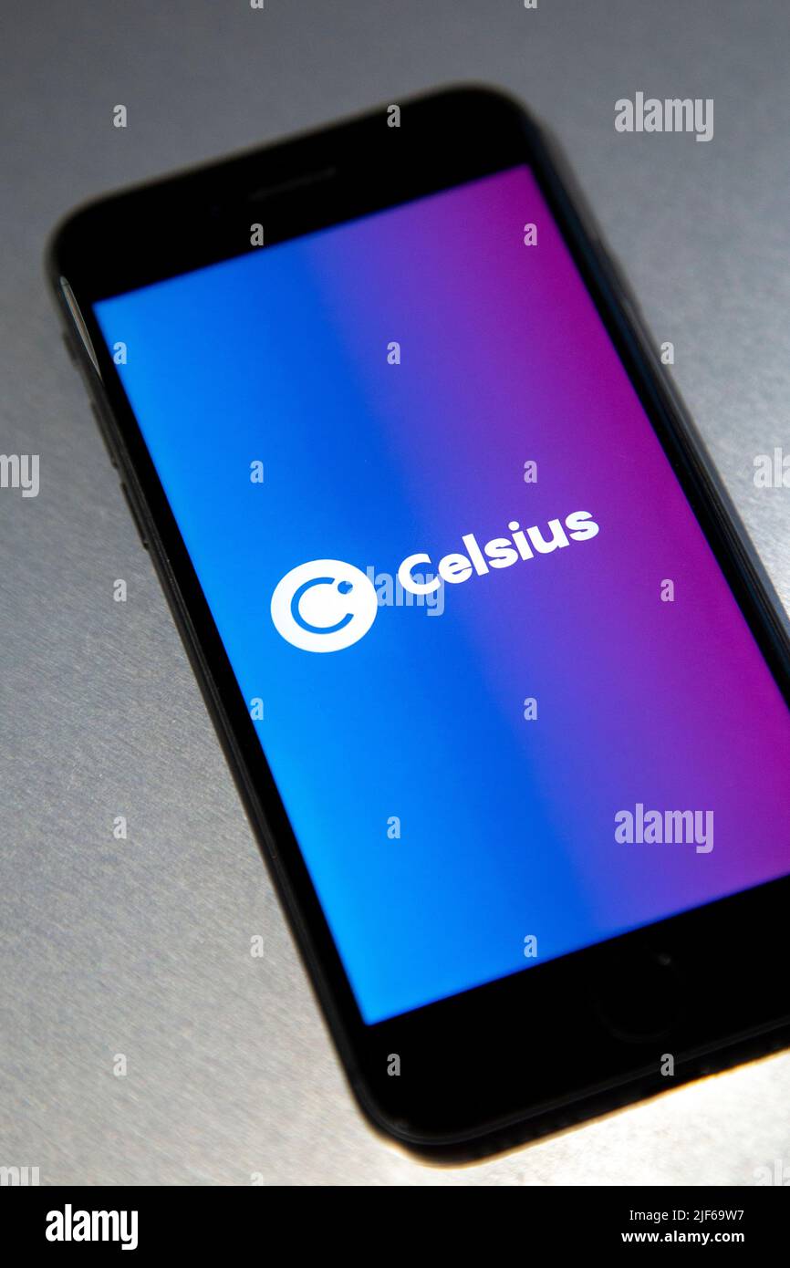 Logo der Kryptowährungsplattform von Celcius, das auf einem Telefonbildschirm vor Metallhintergrund angezeigt wird Stockfoto